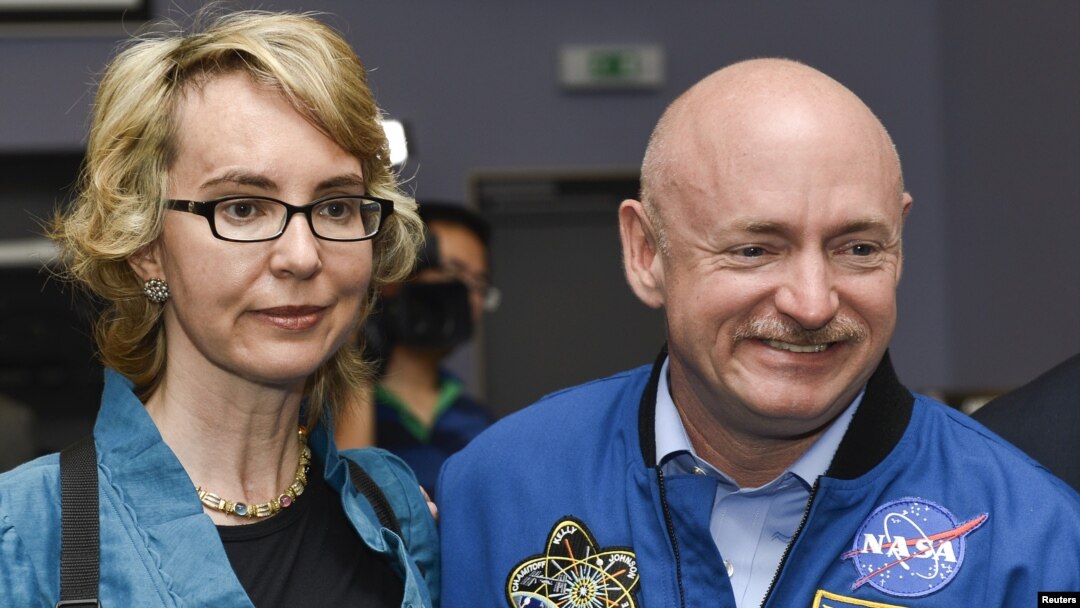 Bivša članica Predstavničkog doma Gabrijel Gifords i njen suprug Mark Keli, astronaut NASA-e.