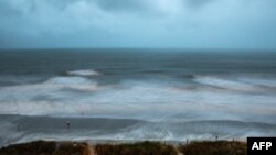 Ombak besar dipicu oleh angin besar saat badai Isaias bergerak mendekati kawasan pantai North Myrtle, South Carolina, 3 Agustus 2020.
