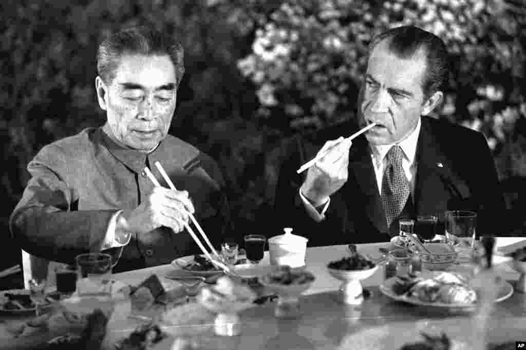 1972年2月28日,在上海的宴会上,美国总统尼克松观察中国总理周恩来使用筷子。 尼克松秘密访问中国期间谈到台湾问题时,对周恩来总理保证:“美国方面的任何人将不会以任何方式鼓励和支持台湾独立。美国方面所不能做的是,如果台独势力自行增长,我们不能动用武力遏制。”