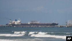ARCHIVO - Un barco petrolero atracado en la refinería El Palito cerca de Puerto Cabello, Venezuela, el lunes 29 de enero de 2024. (Foto AP/Matías Delacroix)