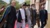 Gulbiddin Hikmatyor (o'rtada) Prezident Ashraf G'ani, Bosh vazir Abdulla Abdulla, sobiq prezident Hamid Karzay va sobiq jihodchi Abdul Rad Rasul Sayyof bilan, Kobuldagi prezident saroyi, 4-may, 2017